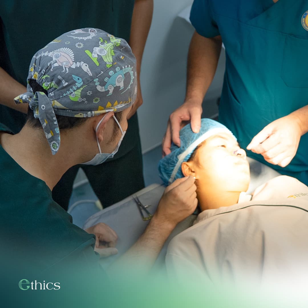 Dr. Le Quoc Vuong provides direct, one-on-one consultations and examinations